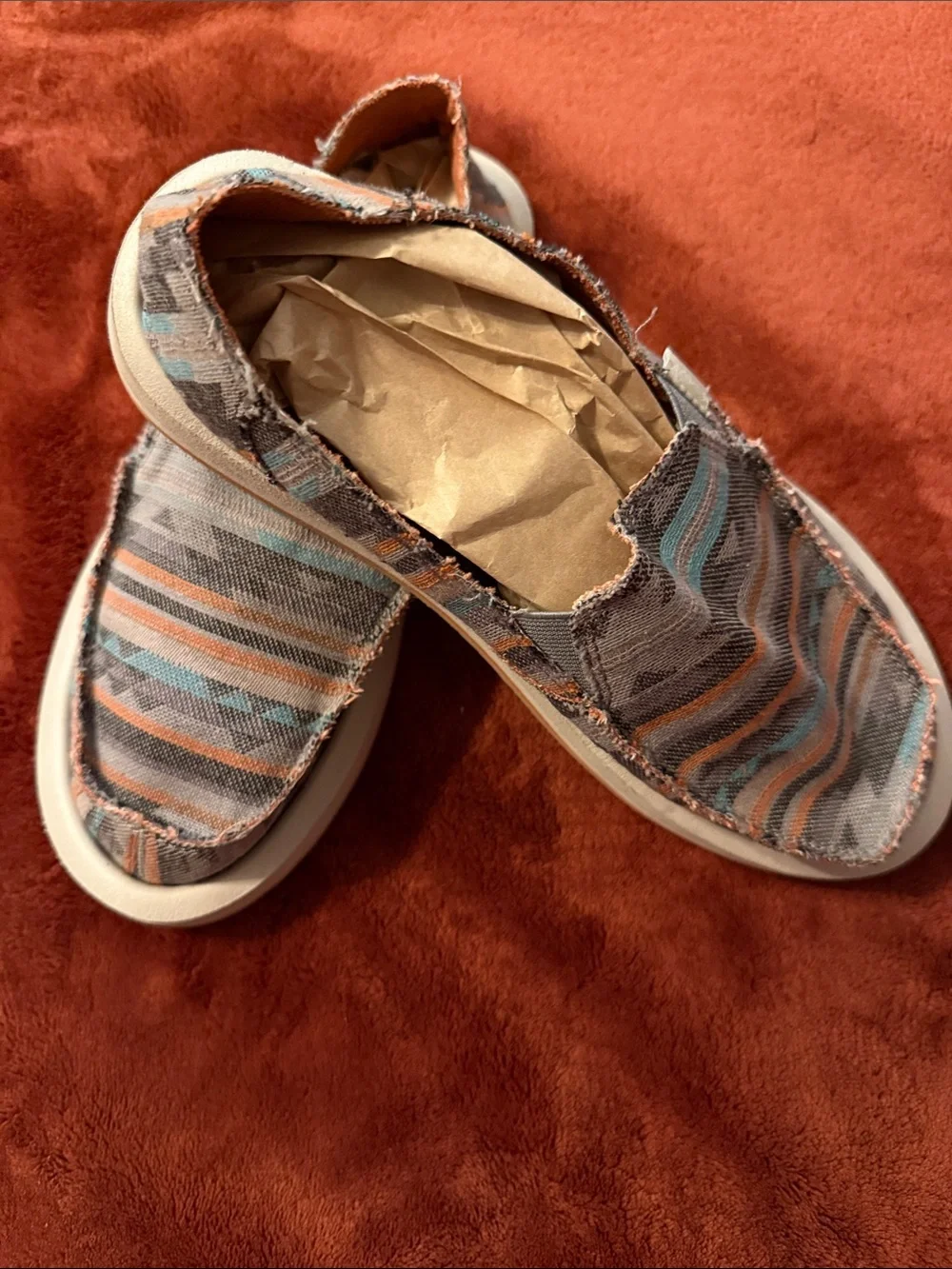 Sanuk de Mujer  Striped Slip-On Canvas Shoes in Gray & Teal